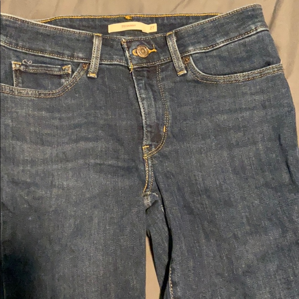 Levi 27 in waist skinny jeans!
